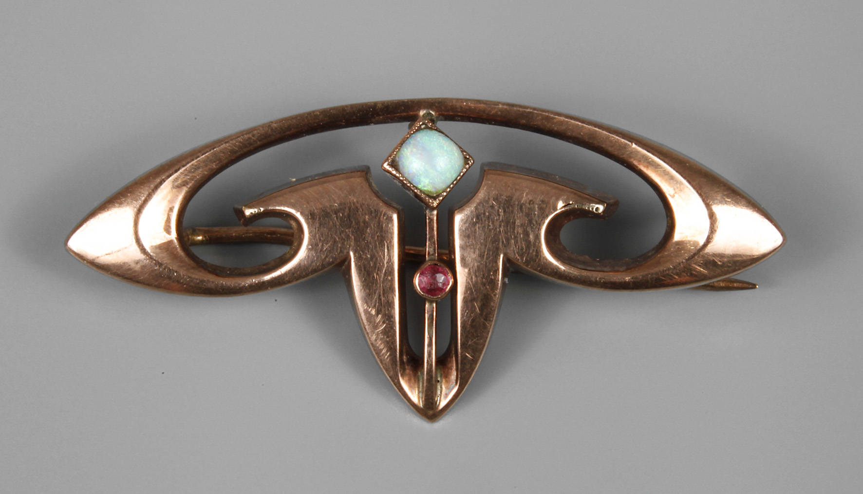 Jugendstilbrosche mit Edelopal