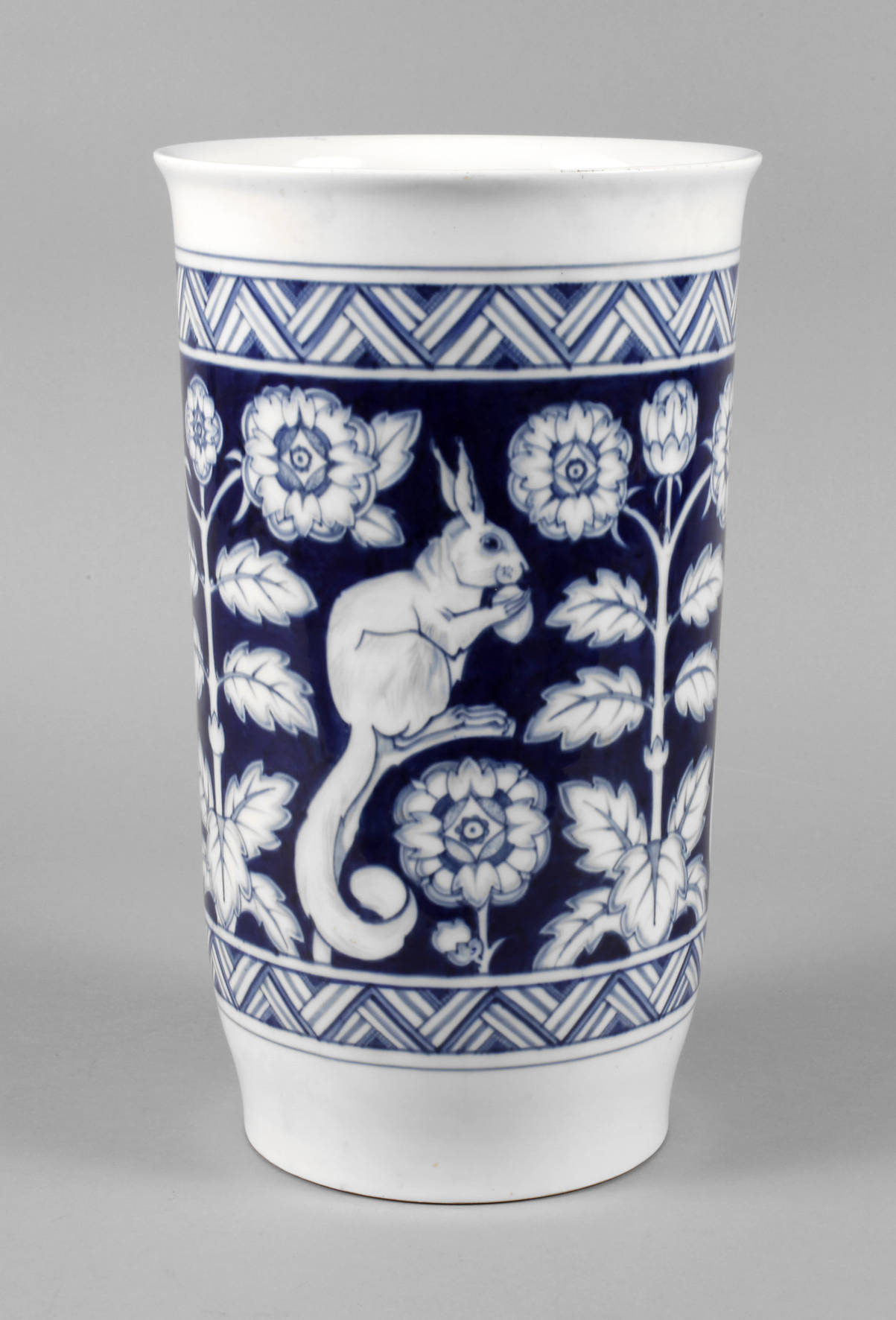 Meissen Vase ”3 Eichhörnchen in Blütenzweigen”