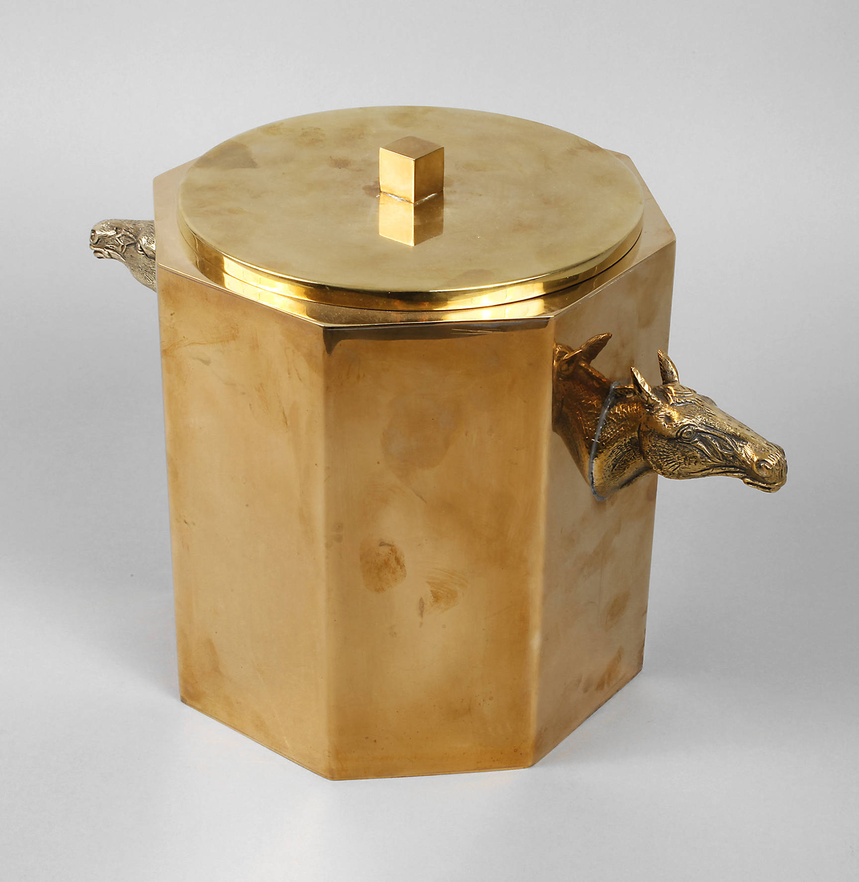 Großer Eisbehälter mit Pferdeköpfen