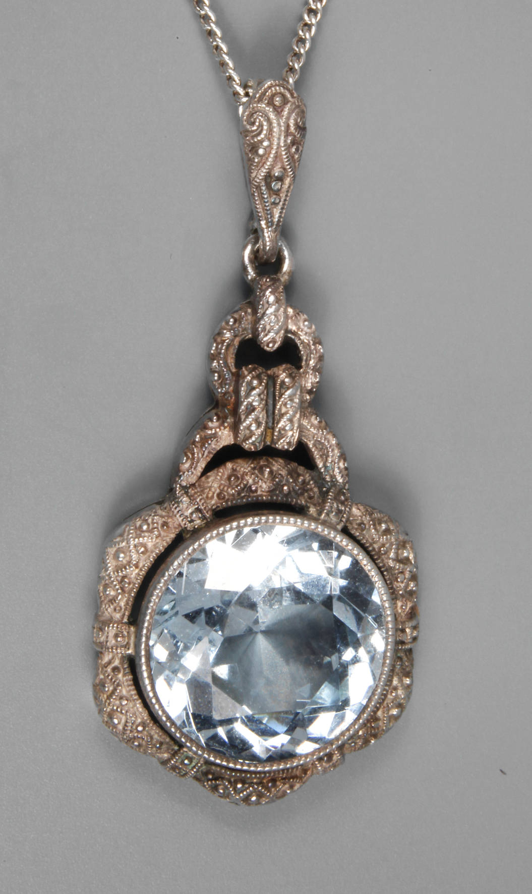 Silberanhänger mit Art-déco-Steinbesatz