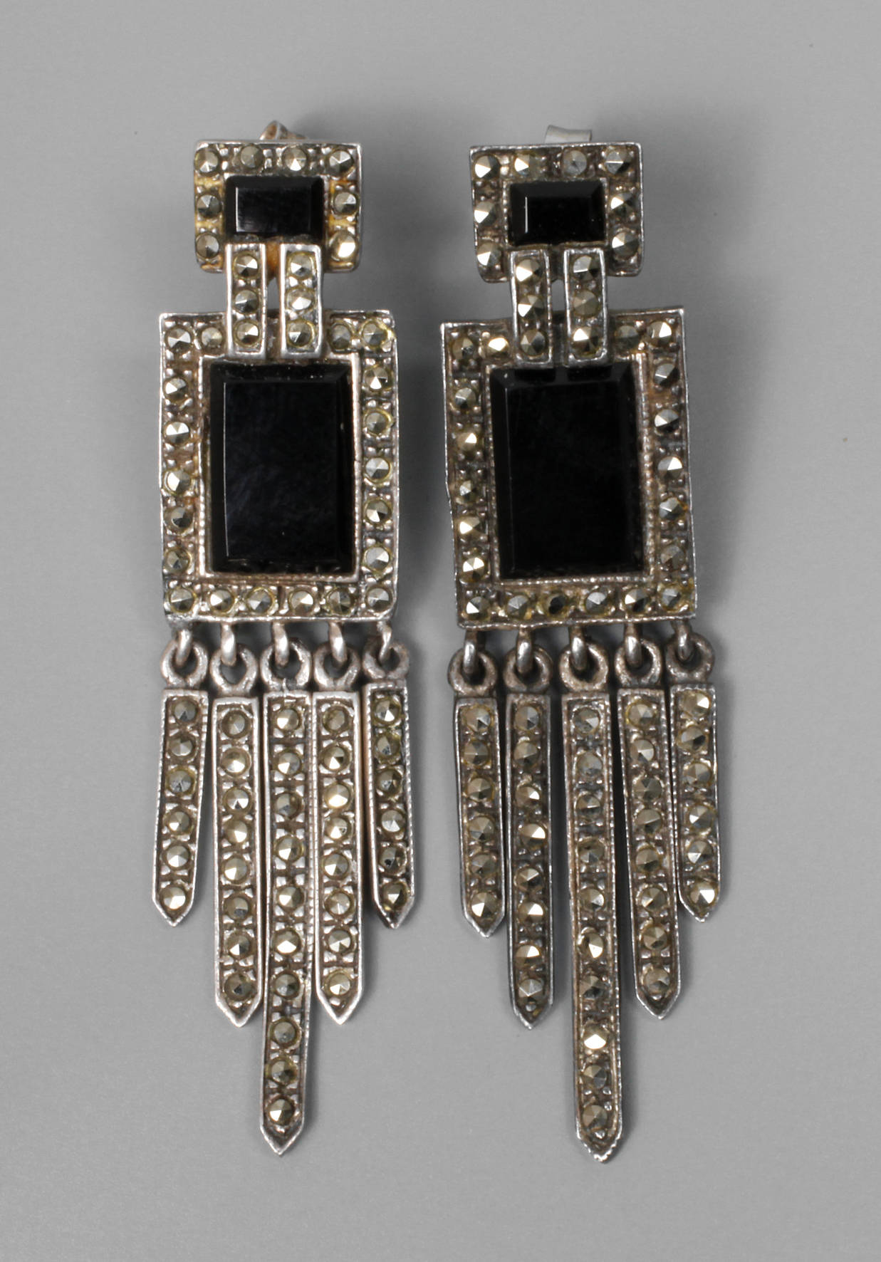 Paar Ohrhänger mit Onyx und Markasitbesatz
