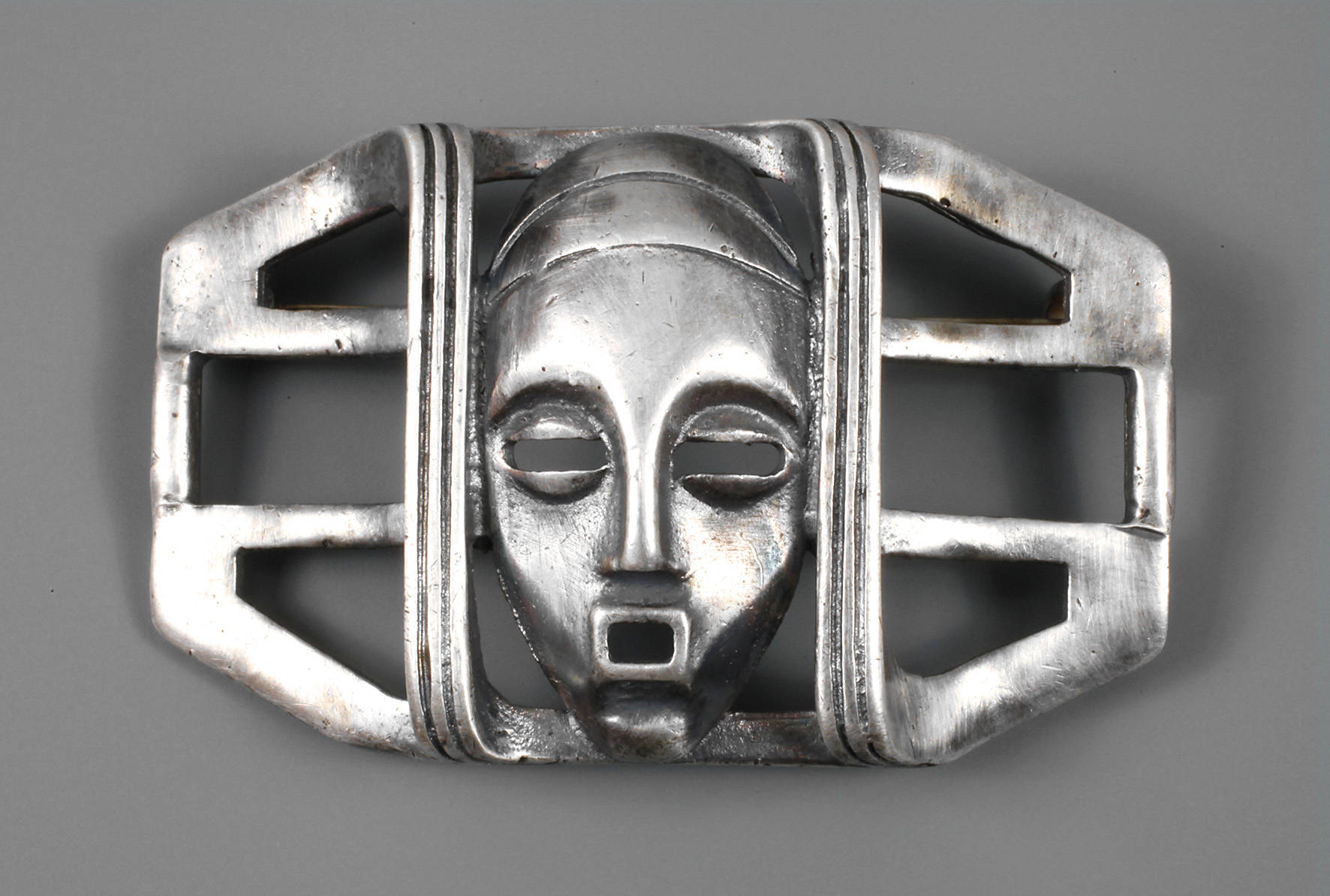 Brosche mit Maske