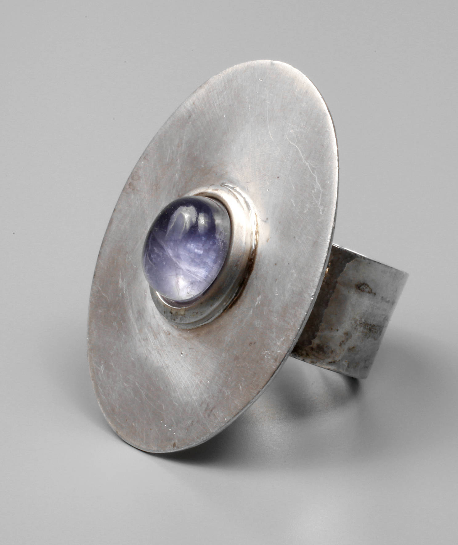 Designring mit Steinbesatz