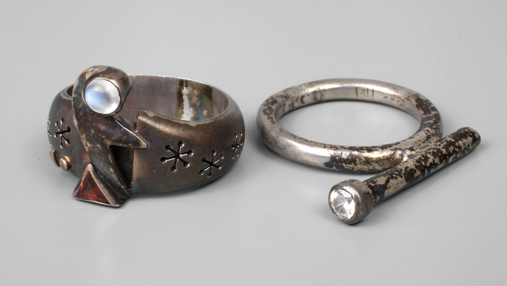 Zwei Designringe mit Steinbesatz