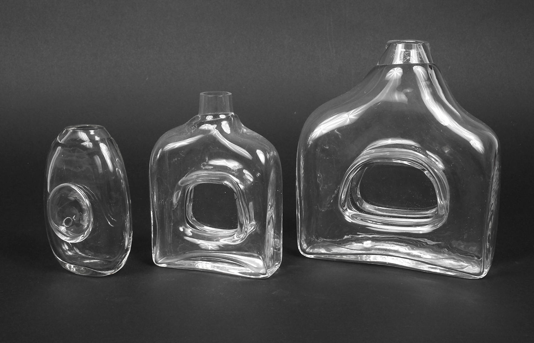 Drei moderne Glasobjekte