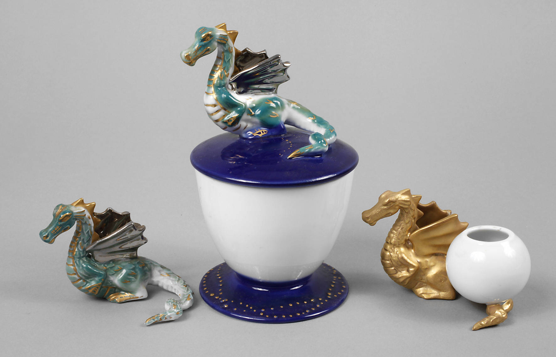 Flügel drei Zierobjekte mit Drachenmotiv