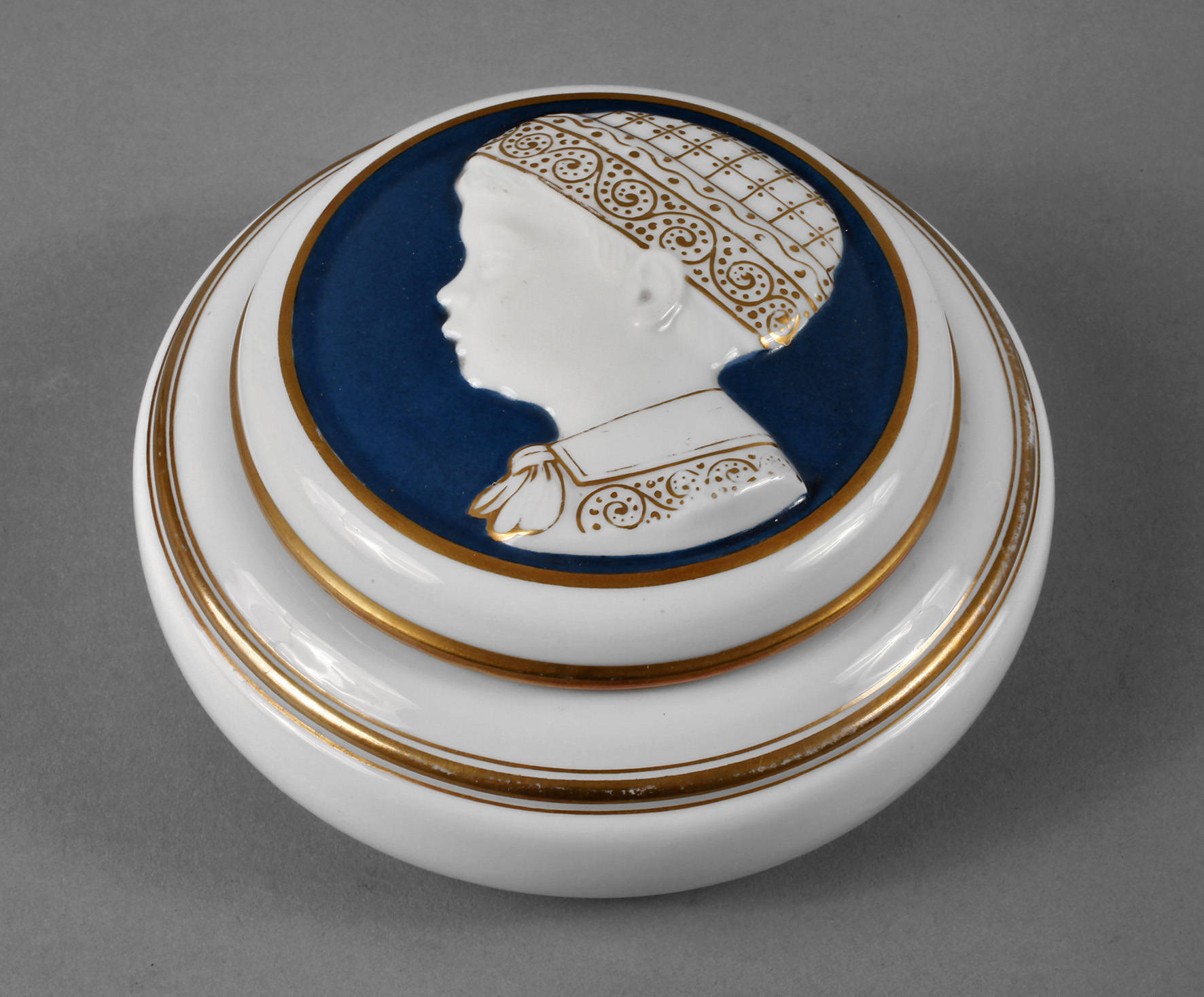 Fachschule Selb Deckeldose mit Halbrelief