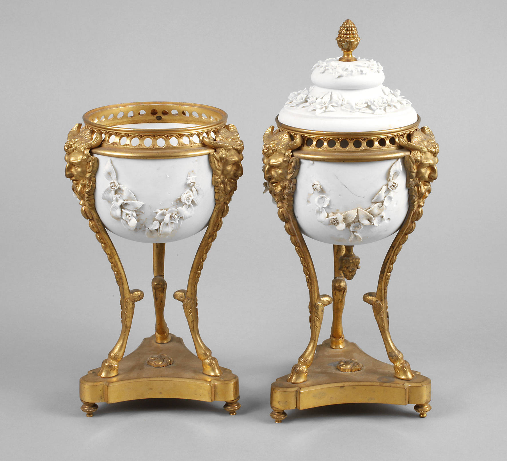 Paar Deckelvasen mit Montierung