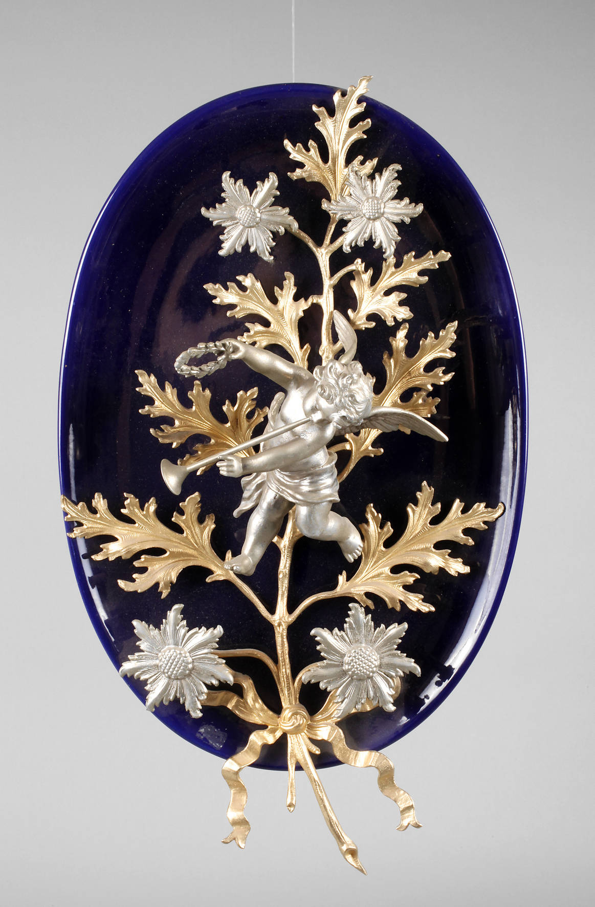 Keramik-Wandteller mit Engelsapplikation