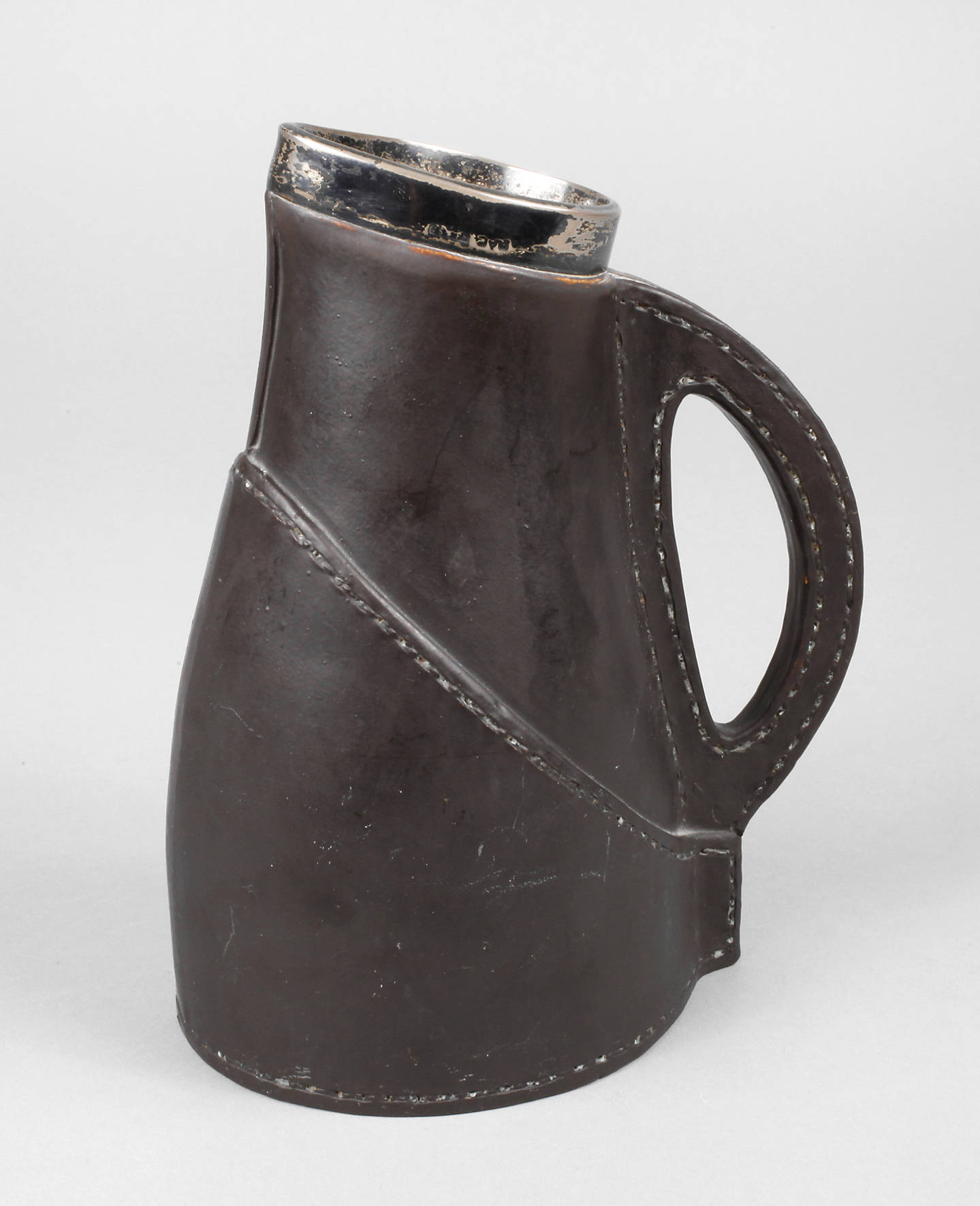 Royal Doulton Krug in Lederoptik