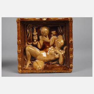 Drei Keramikkacheln mit Liebesszenen