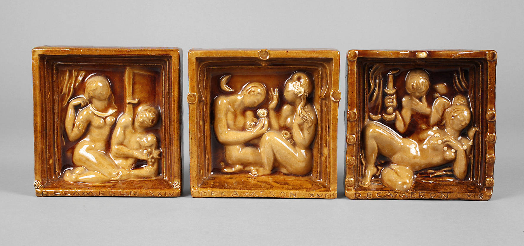 Drei Keramikkacheln mit Liebesszenen