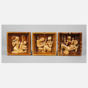 Drei Keramikkacheln mit Liebesszenen