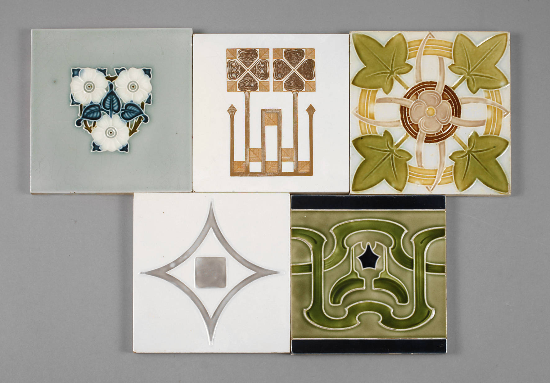 Fünf Jugendstilfliesen