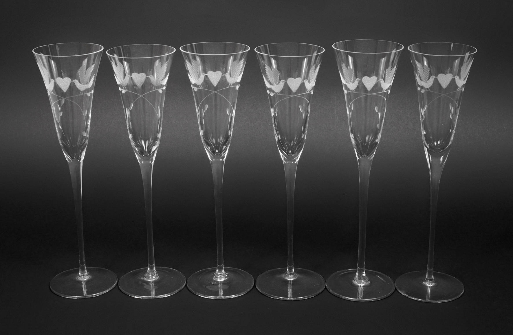 Sechs hohe Sektflöten