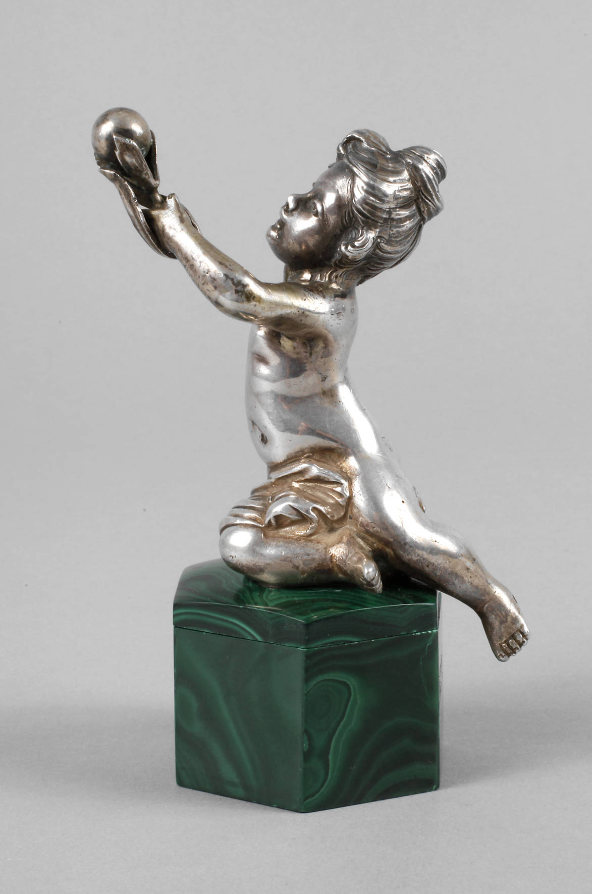 Silberfigur auf Malachitdose