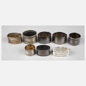 Acht Serviettenringe