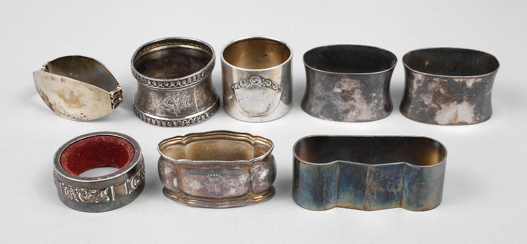 Acht Serviettenringe