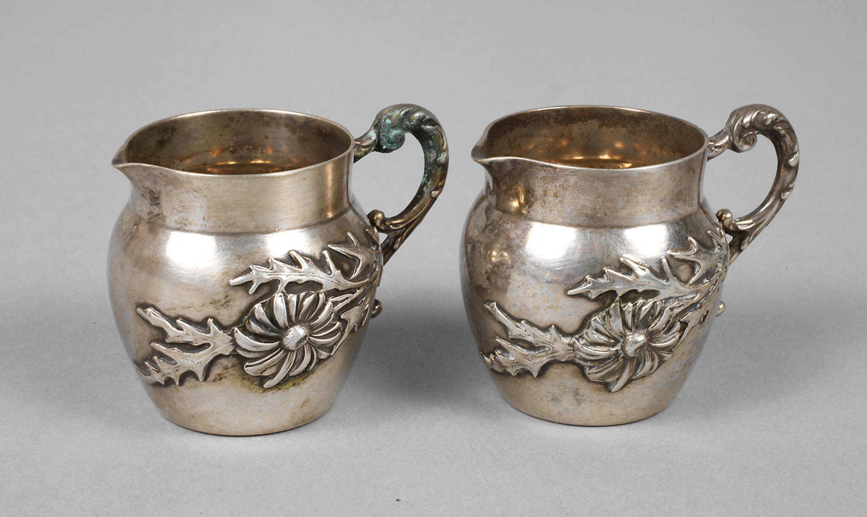 Zwei kleine Silberkännchen