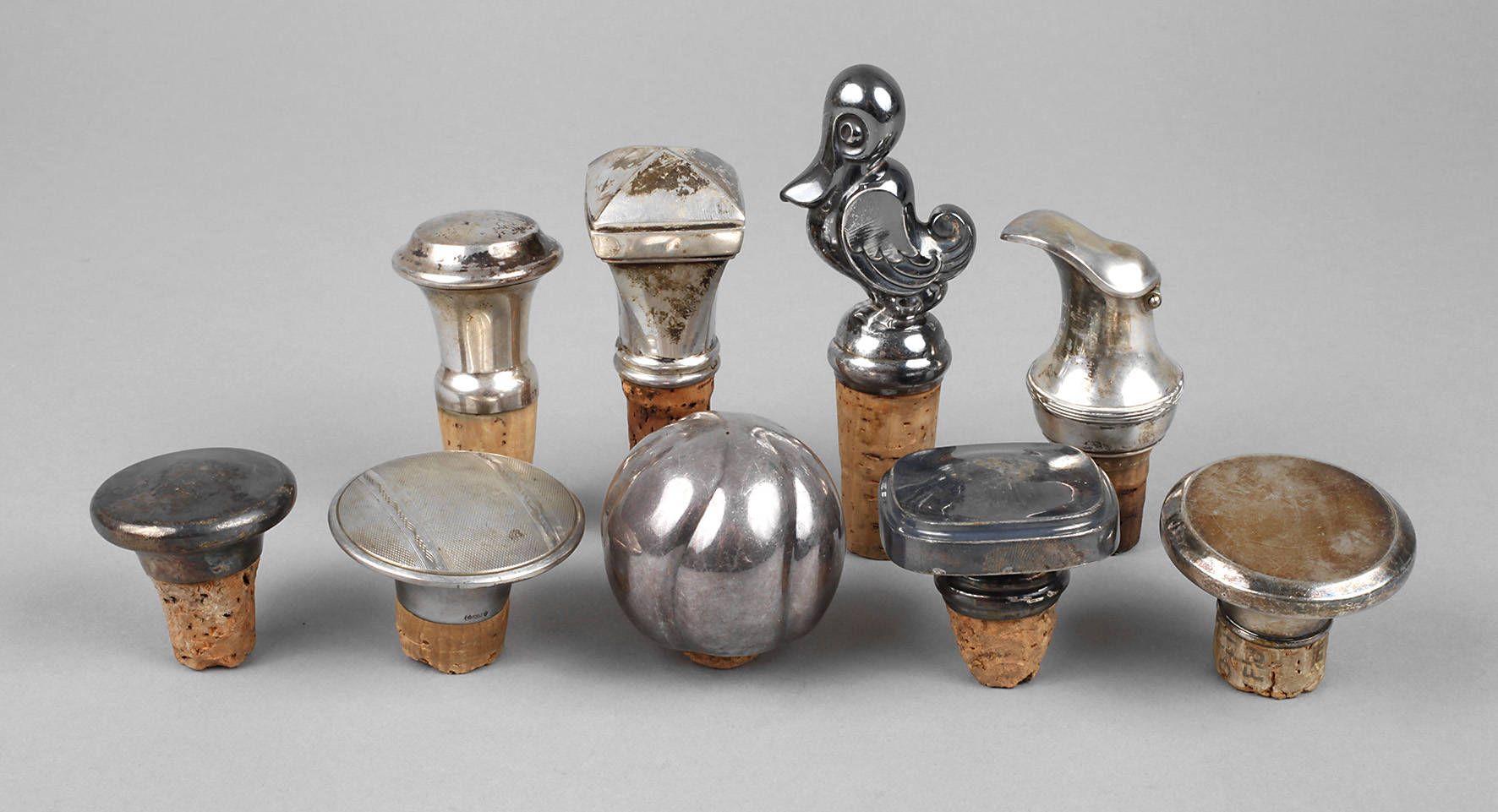 Neun Flaschenstopfen