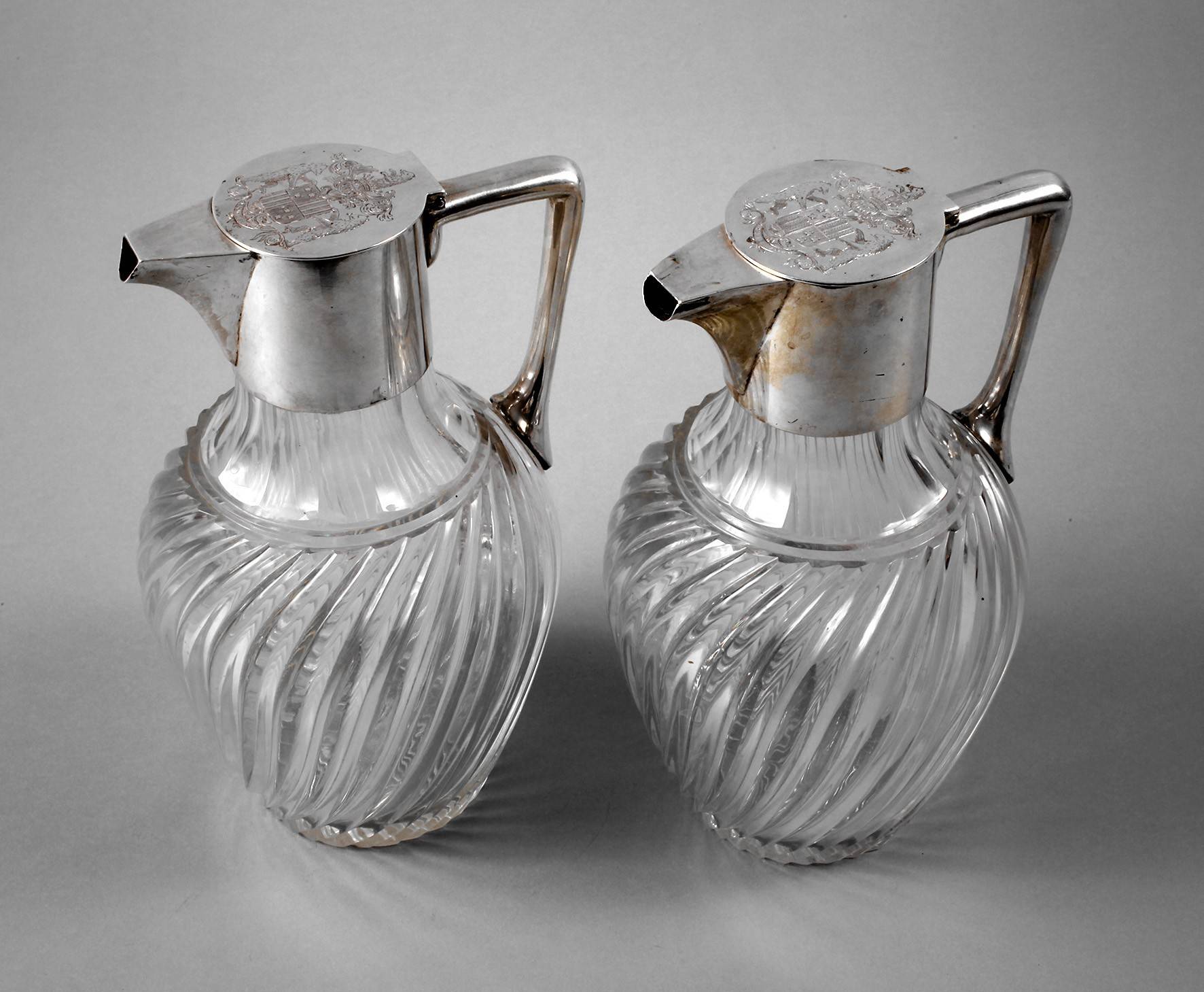 Paar Karaffen aus Adelsbesitz