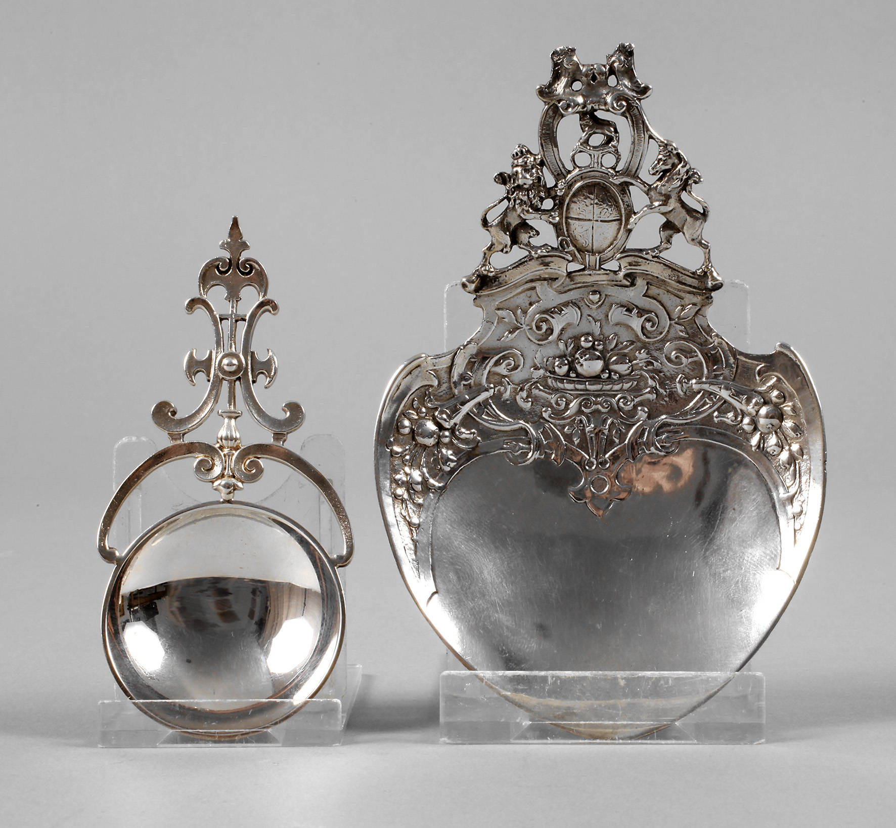 Zwei verzierte Silberlöffel