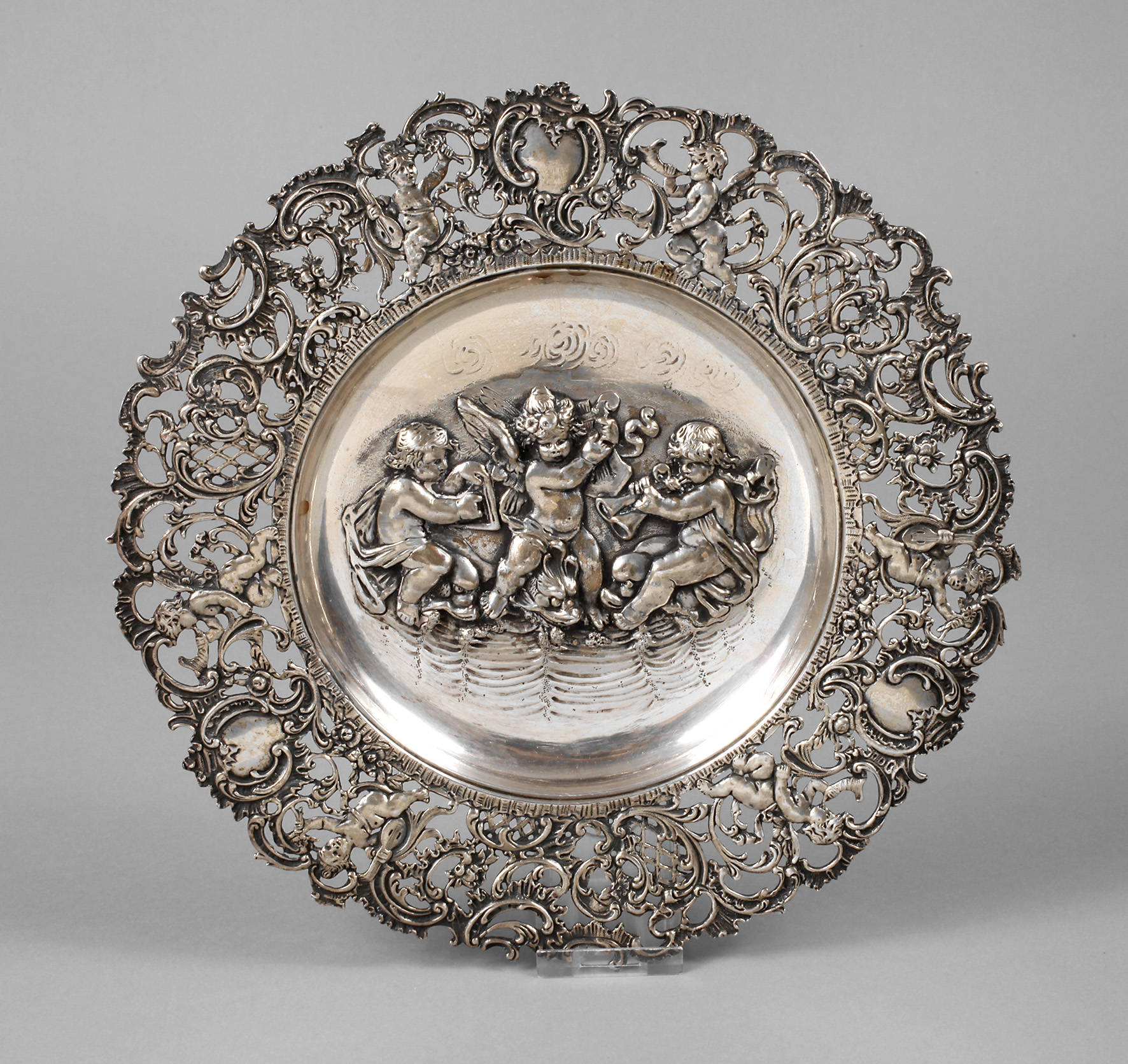 Silberteller mit Puttenmotiven