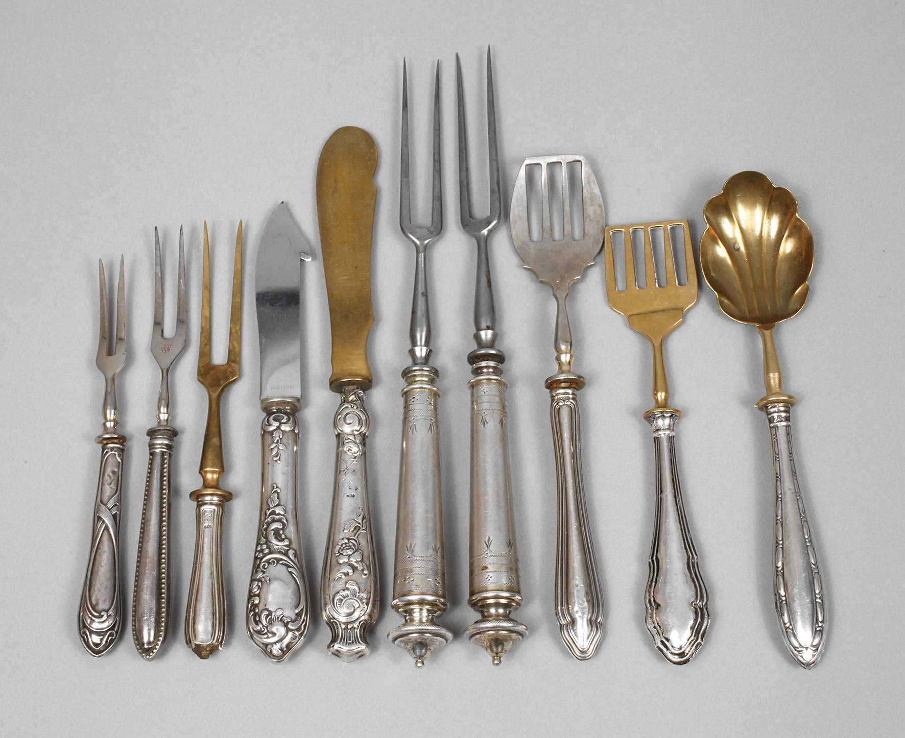 Konvolut Vorlegebesteck mit Silbergriffen