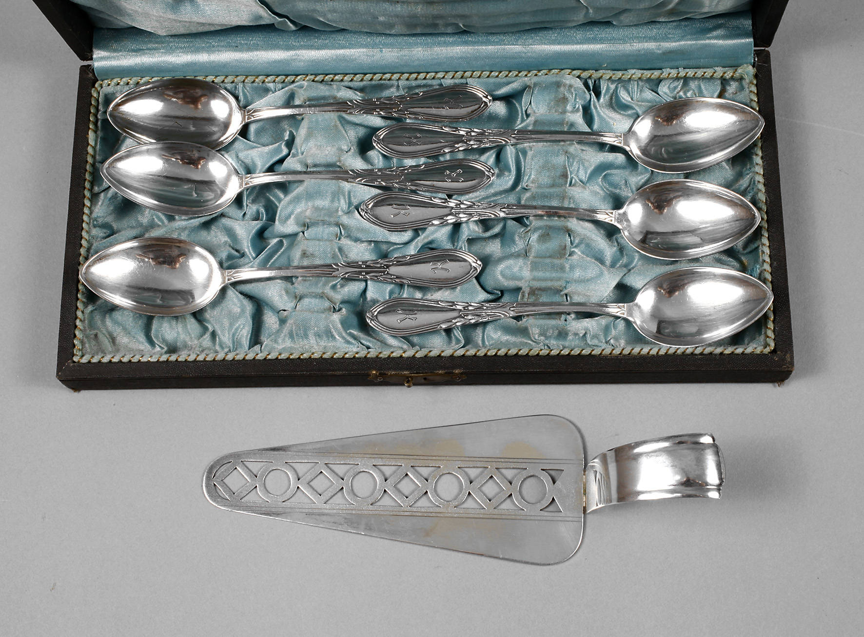 Sechs Kaffeelöffel und ein Tortenheber