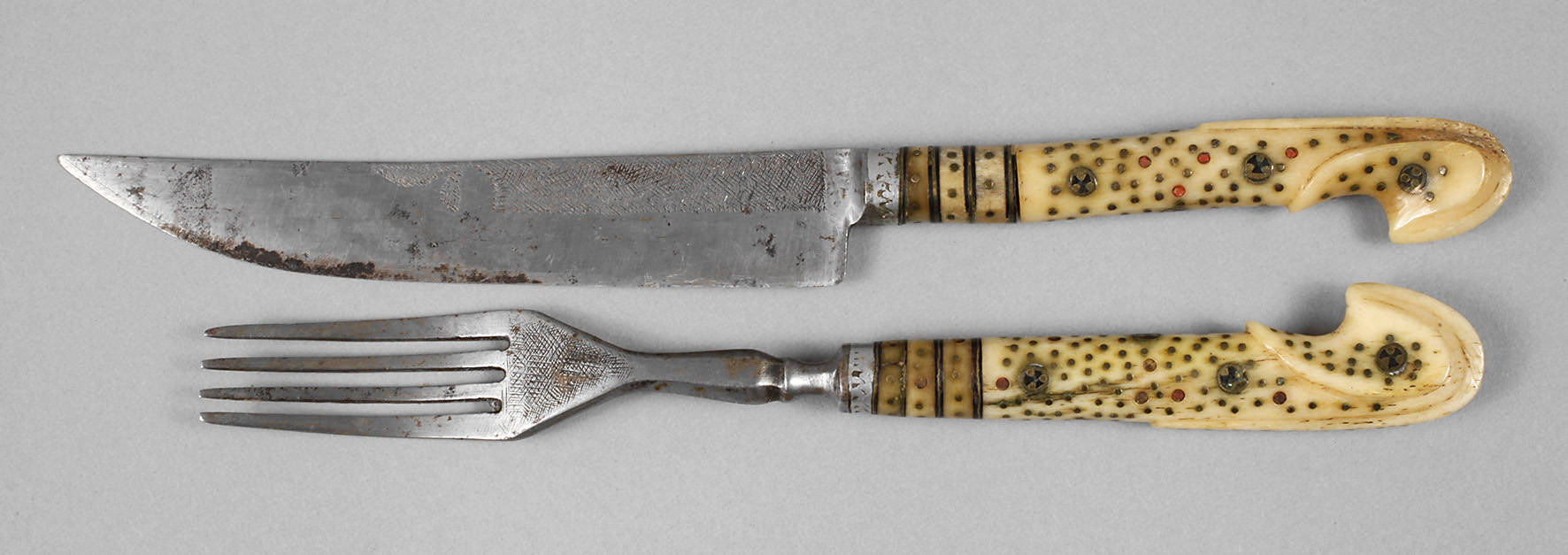 Besteck mit Beingriffen