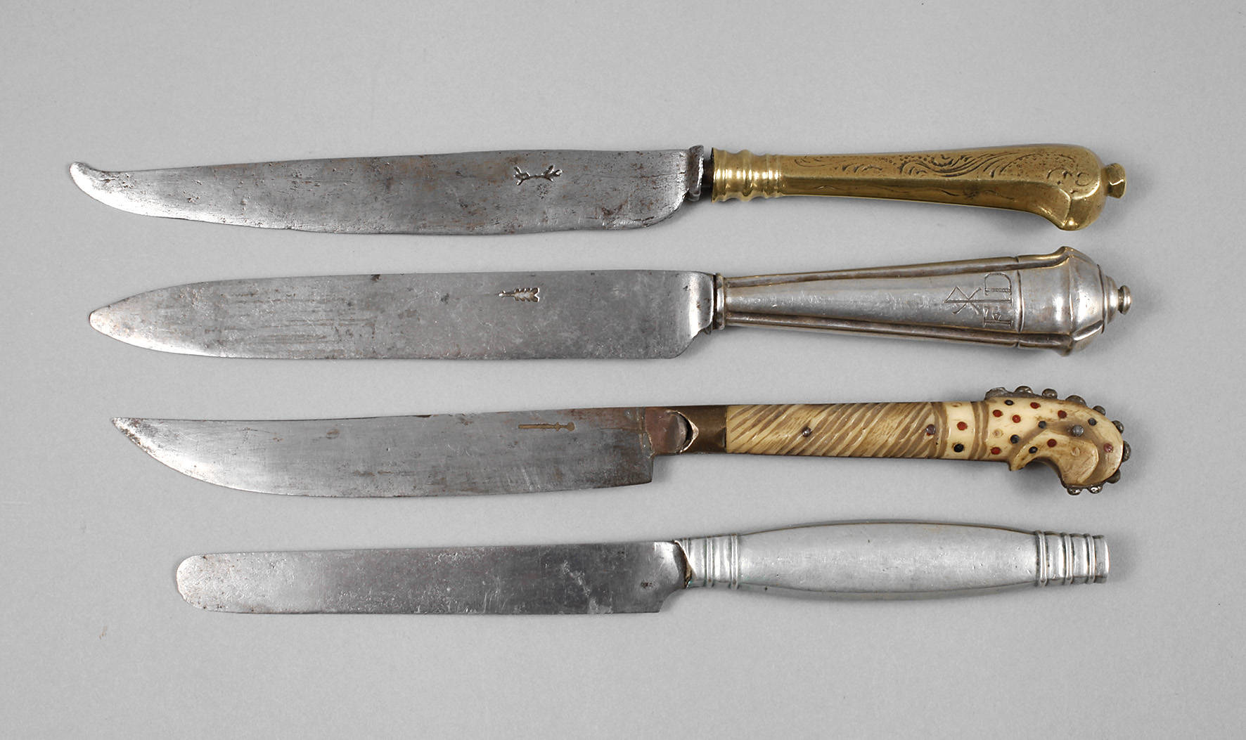 Vier Sammlermesser