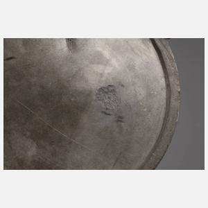 Zinnteller und Kanne