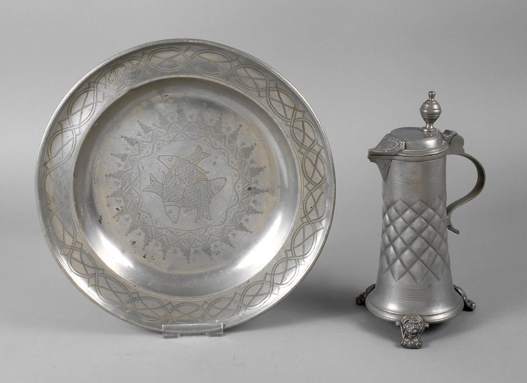 Zinnteller und Kanne