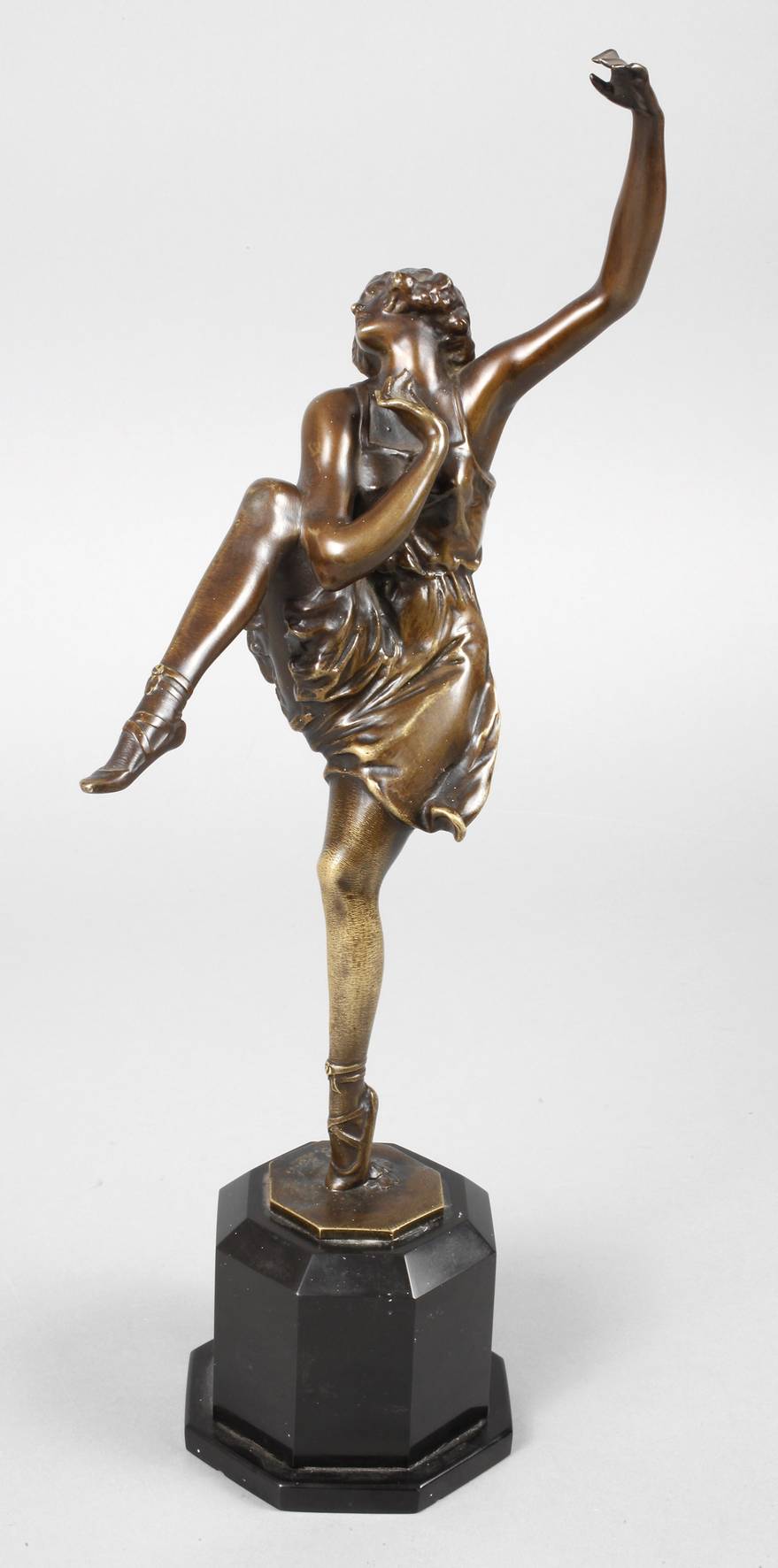 Bruno Zach, Tänzerin