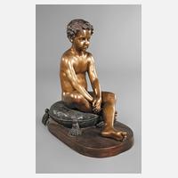 Großbronze sitzender Knabe111
