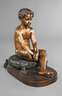 Großbronze sitzender Knabe