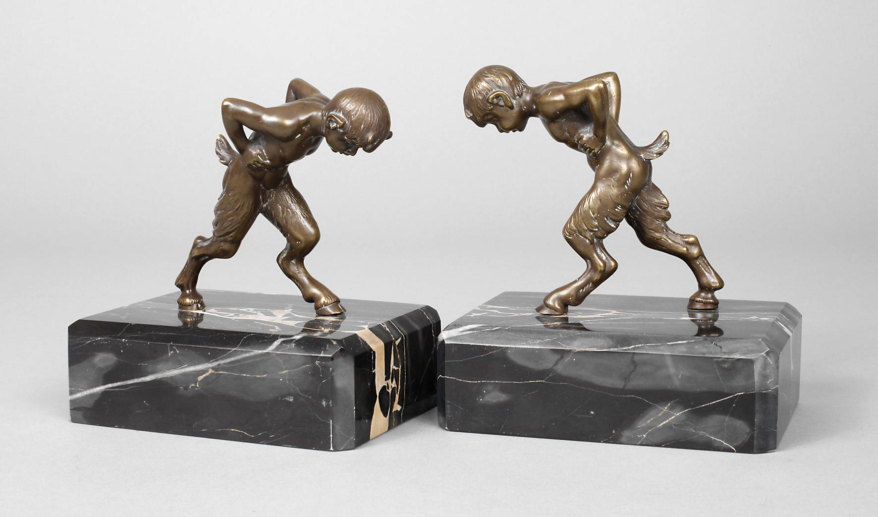 Paar Buchstützen als Faune