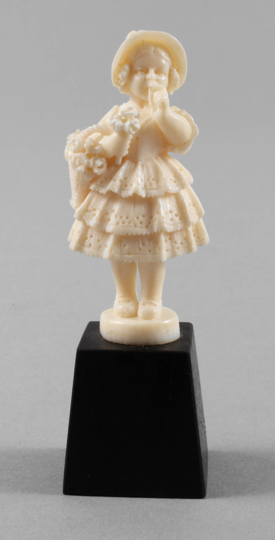 Elfenbeinschnitzerei Blumenmädchen