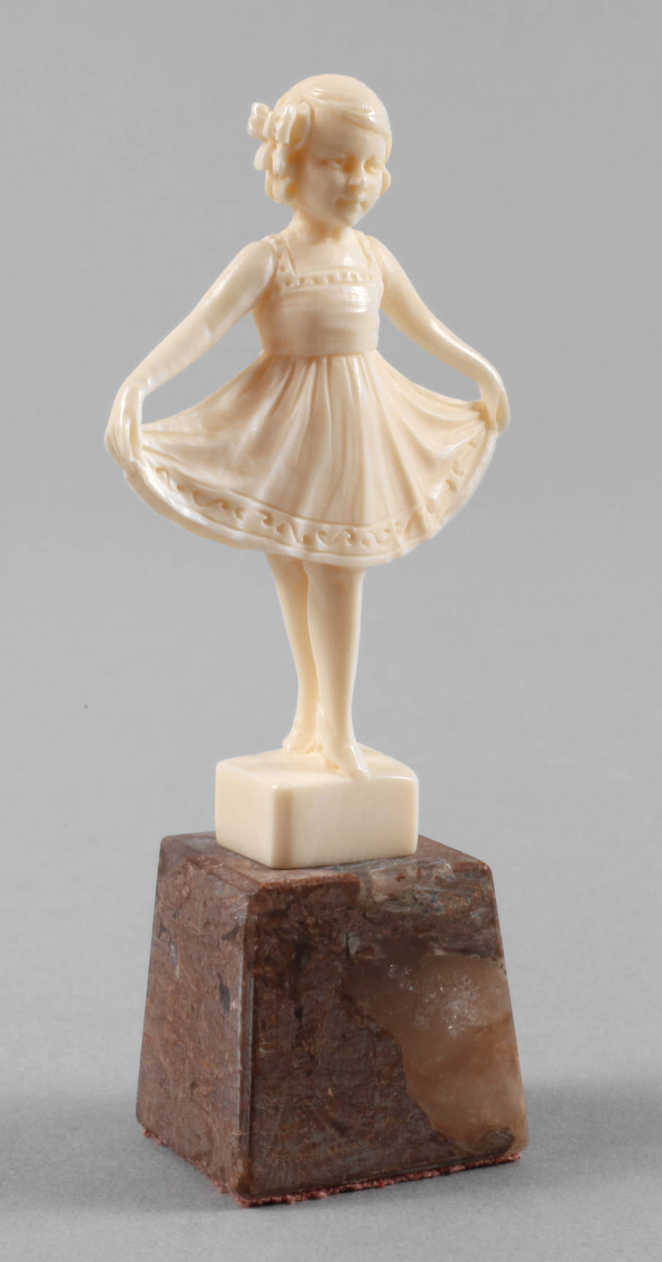 Elfenbeinschnitzerei kleine Tänzerin