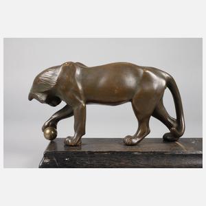 Bronze spielende Löwin