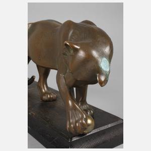 Bronze spielende Löwin