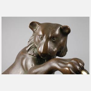 Bronze spielende Löwin