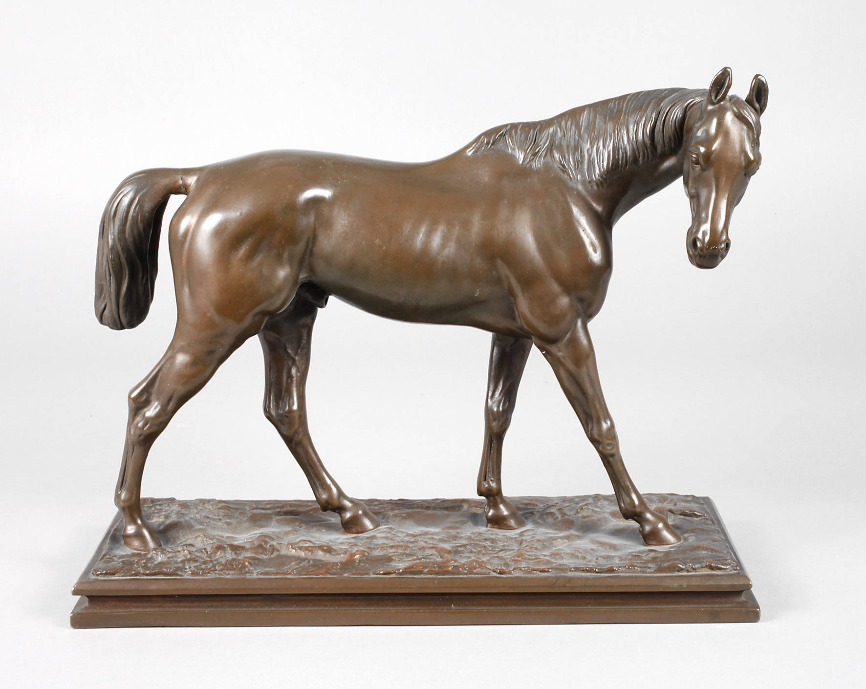 Pferdefigur schreitender Hengst