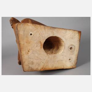 Große Holzskulptur ”Sitzende”