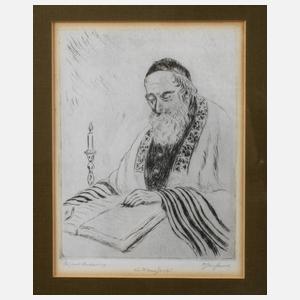 In der Tora lesender Rabbiner