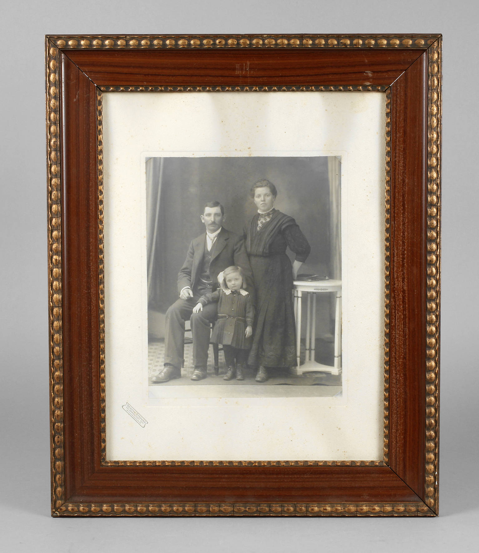 Braune Lackleiste mit Goldkante um 1920