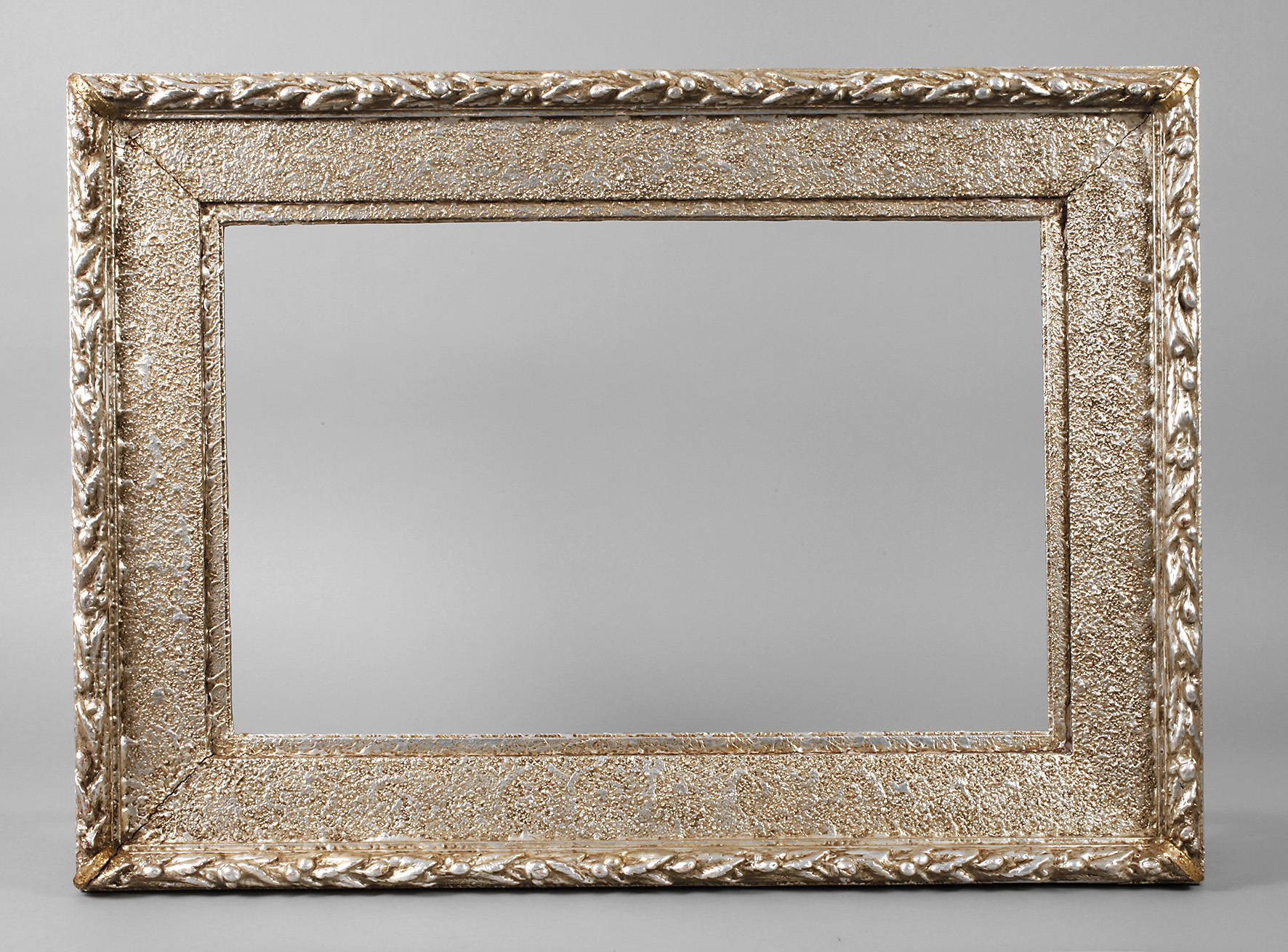 Versilberter Stuckrahmen