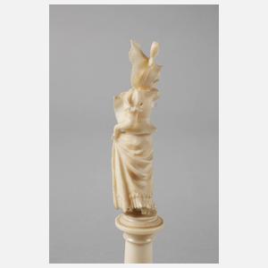 Feine Elfenbeinschnitzerei