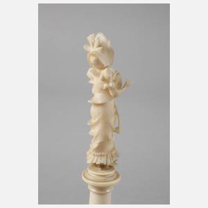 Feine Elfenbeinschnitzerei