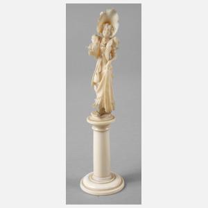 Feine Elfenbeinschnitzerei